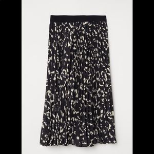 Pleated Elastic Waist Abstract Leopard Midi Skirt